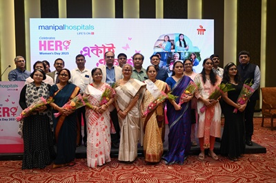 doctors of manipal hospitals with their femal patients who defeated deadly diseases