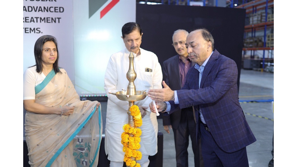 Mr. Hemant Sikka MD and CEO Mahindra LogisticsShri Ramraje Naik Nimbalkar Ms. Shveta Arya MD at Cummins India 1